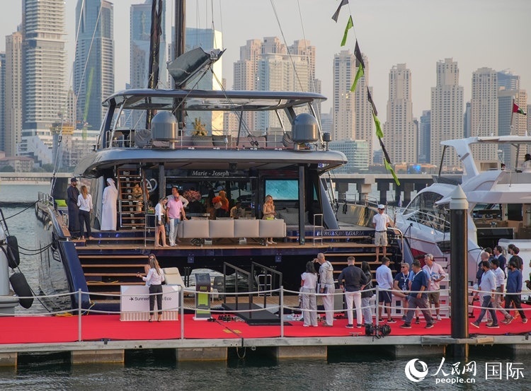 觀眾在參觀游艇。人民網(wǎng) 塔里克·易卜拉欣攝