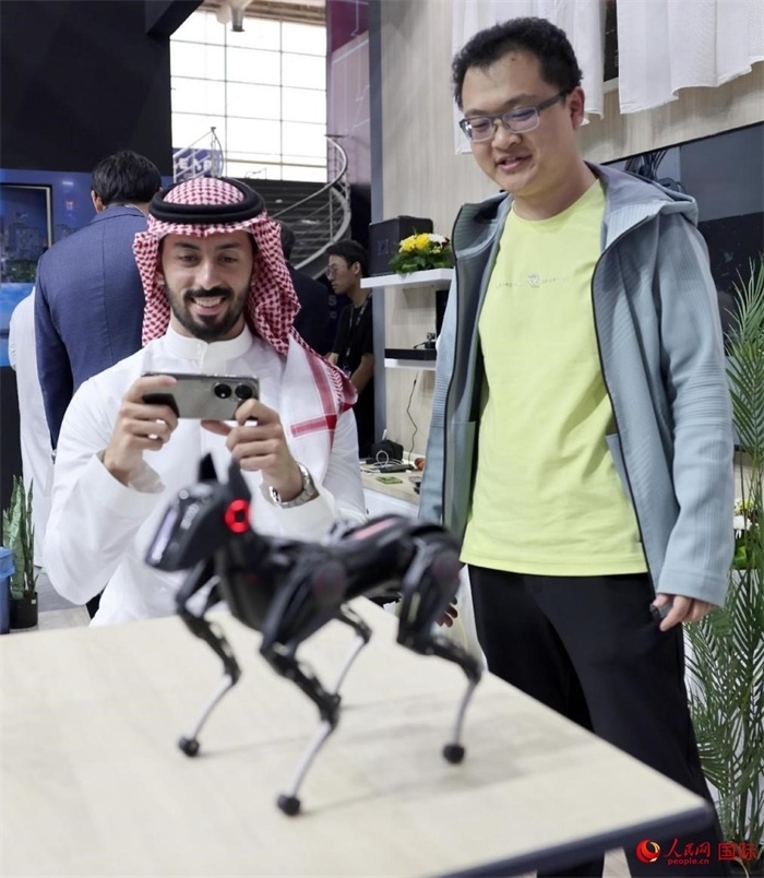 一名觀眾在體驗(yàn)操作機(jī)器狗。人民網(wǎng)記者 管克江攝