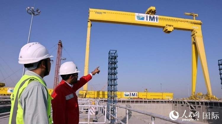 工作人員查看龍門吊情況。人民網(wǎng)記者管克江攝