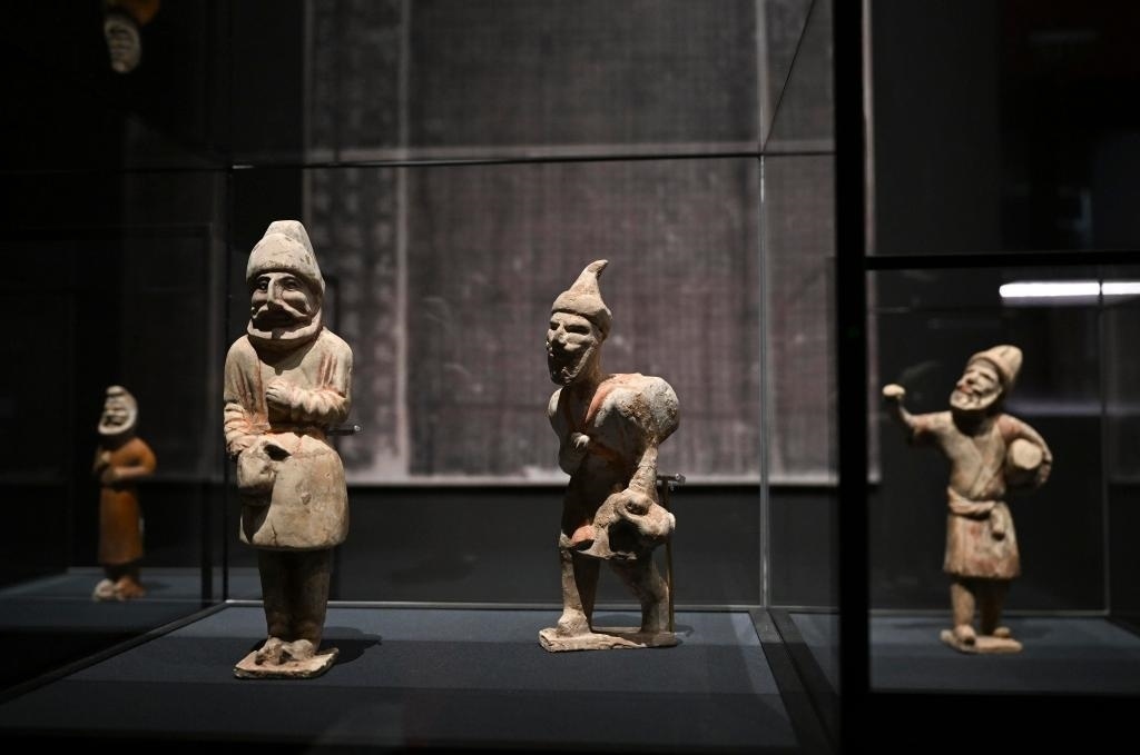 “歷史之遇——中國與西亞古代文明交流展”于1月12日至4月11日在故宮午門正殿展廳舉行。這是展出的陶彩繪人俑（1月10日攝）。新華社記者金良快攝