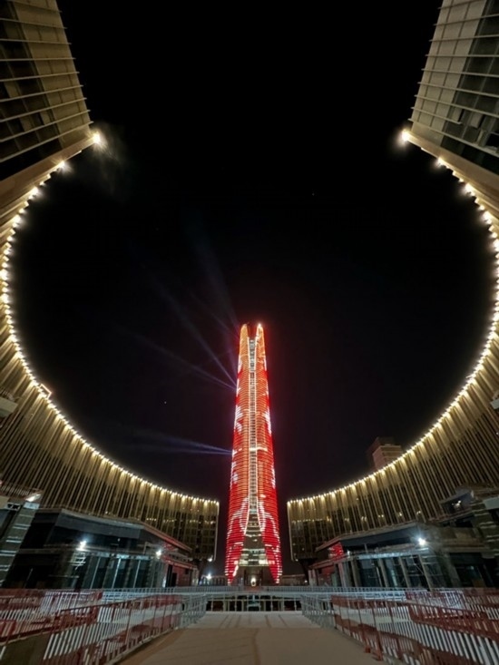  2024年2月9日，埃及開羅以東建設(shè)中的埃及新行政首都中央商務(wù)區(qū)項(xiàng)目上演燈光秀，迎接龍年春節(jié)。新華社發(fā)（黎炳宏攝）