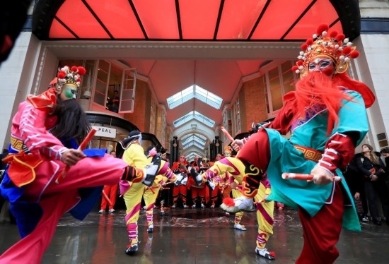  2024年2月10日，來自廣東普寧的英歌舞團(tuán)演員在英國倫敦伯靈頓拱廊街表演英歌舞。新華社記者 李穎 攝