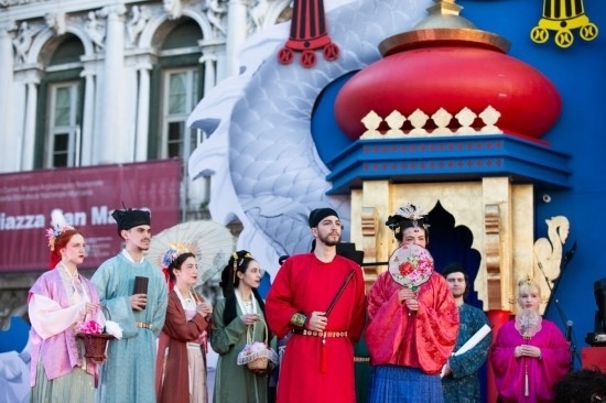  2024年2月13日，在意大利威尼斯，志愿者身著漢服進(jìn)行表演。新華社記者 李京 攝