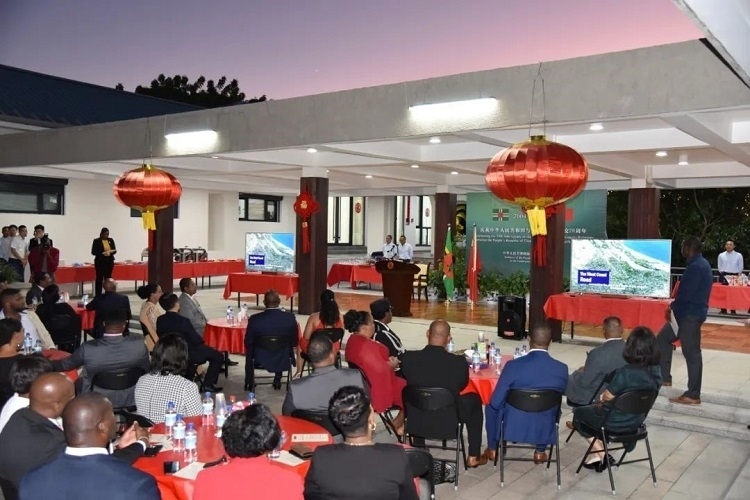 當(dāng)?shù)貢r(shí)間3月13日，慶祝中國(guó)與多米尼克建交20周年招待會(huì)在中國(guó)駐多大使館舉行。中國(guó)駐多米尼克大使館供圖