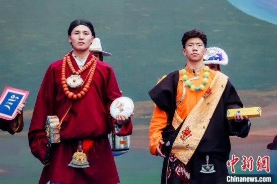 圖為身著民族服飾的演員們展示果洛特產(chǎn)。 果洛州文體旅游廣電局 供圖