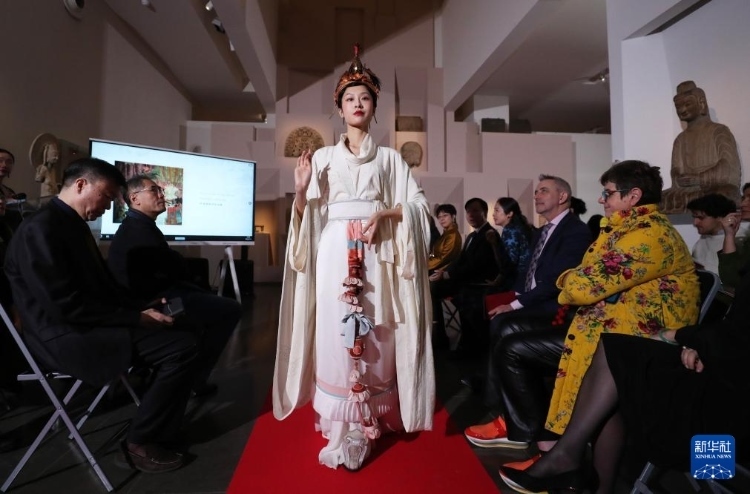 3月13日，在位于法國巴黎的吉美國立亞洲藝術(shù)博物館，模特展示敦煌復(fù)原服飾。新華社記者 高靜 攝