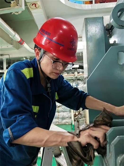 “天鯤號(hào)”工作人員正在對(duì)設(shè)備進(jìn)行清潔維護(hù)。“天鯤號(hào)”供圖