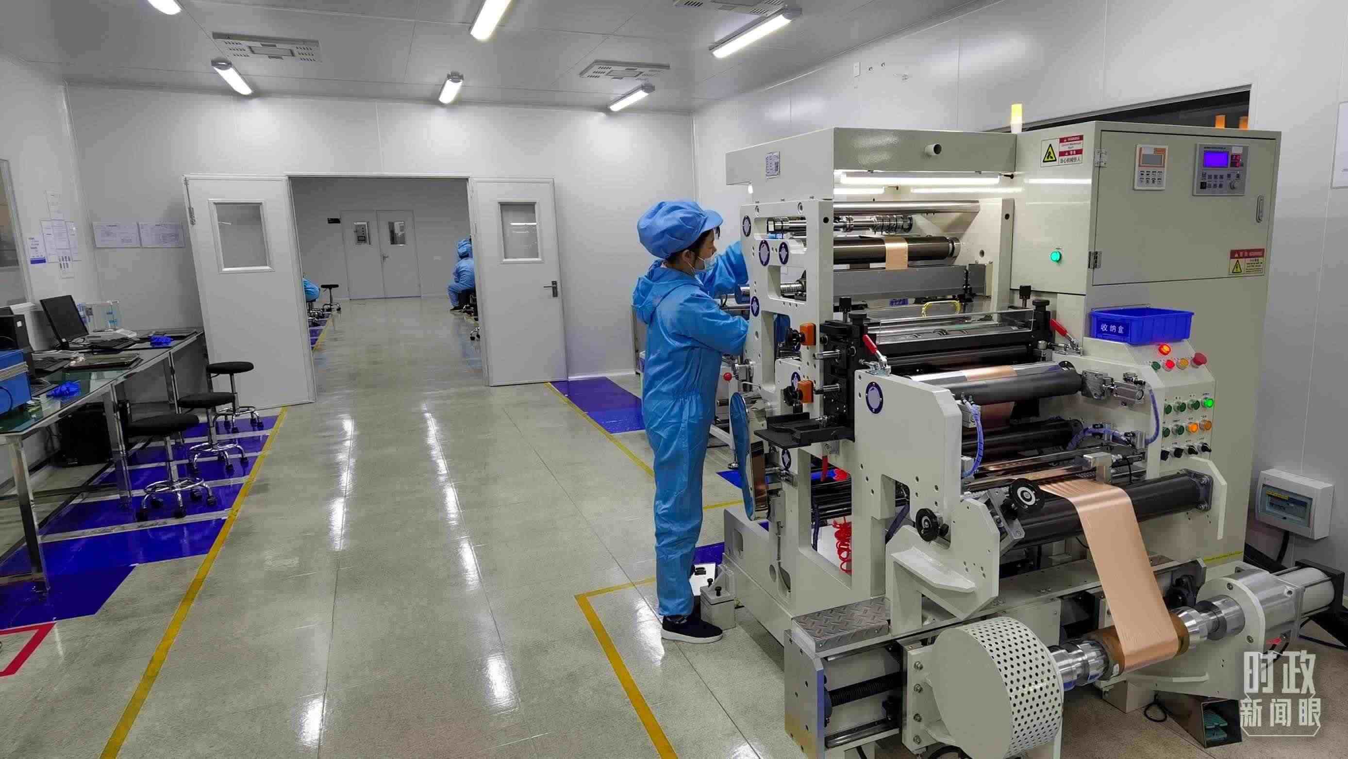 △企業(yè)員工將冷壓后的極片裁出規(guī)定尺寸，用于鋰電池制作。（總臺央視記者郭鴻拍攝）