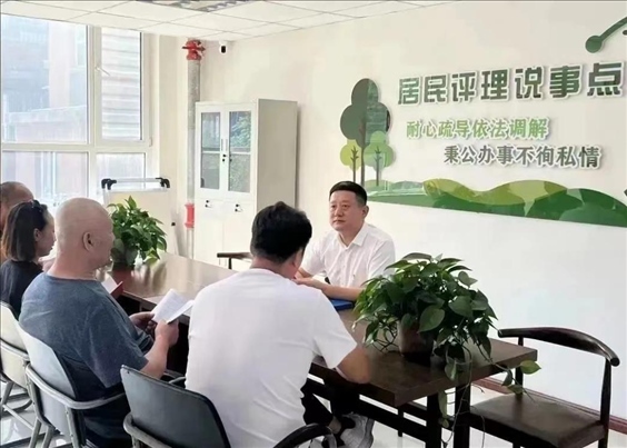 村（居）民評(píng)理說事點(diǎn)調(diào)解矛盾糾紛。遼寧省司法廳供圖