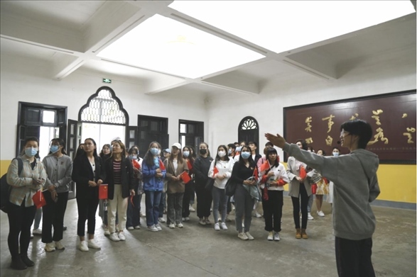 2021年5月20日，少數(shù)民族學(xué)生在湖南第一師范學(xué)院進(jìn)行紅色研學(xué)活動(dòng)，共同追尋那段紅色歲月的足跡。