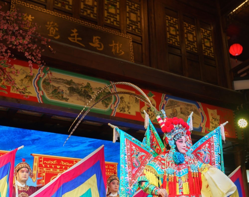 戲劇演員在鴛鴦走馬樓內演出