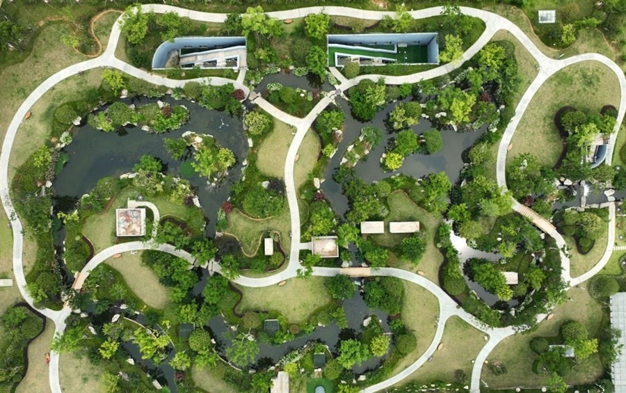 這是2023年6月15日拍攝的以“地上花園+地下治污”設計理念建設的九江市雙溪公園（無人機照片）。近年來，江西省九江市啟動中心城區(qū)水環(huán)境綜合整治工程，通過地下污水治理、岸線生態(tài)修復、興建“公園式”污水處理廠、城市智慧管網管控等措施，改善水環(huán)境，城市面貌煥然一新。