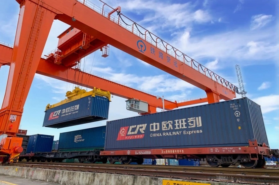 2022年4月29日，在鐵路合肥北站物流基地集裝箱作業(yè)區(qū)，龍門吊吊裝準備發(fā)運的中歐班列集裝箱。