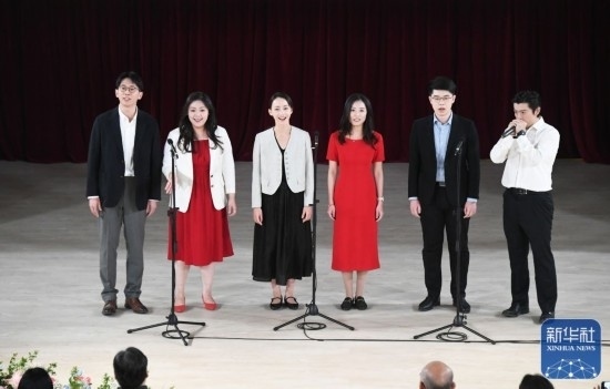 3月21日，國家開發(fā)銀行阿卡貝拉合唱團在音樂會上演出。新華社記者 任超 攝