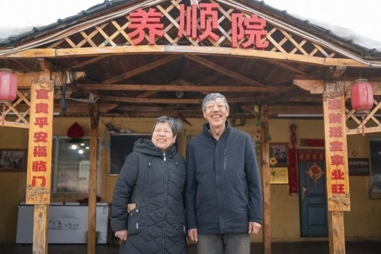 在伊春市友好區(qū)，伊春森工上甘嶺林業(yè)局有限責任公司溪水林場分公司退休職工劉養(yǎng)順（右）和老伴楊秋娥在自家農(nóng)家院中（3月13日攝）。新華社記者 謝劍飛 攝