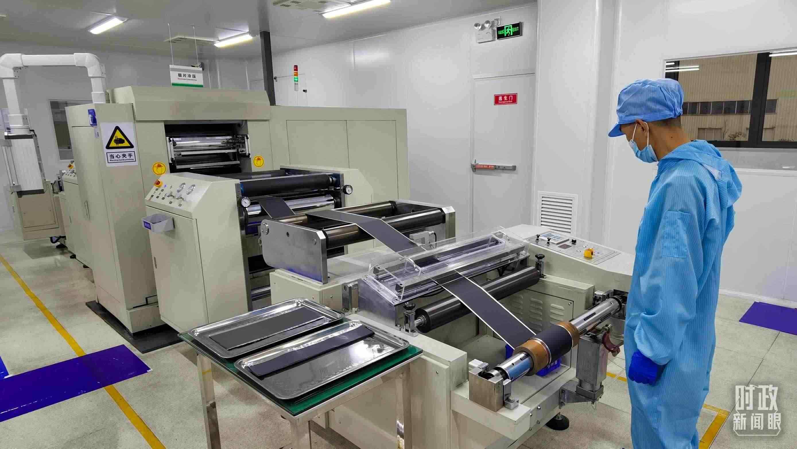 △這是電池生產(chǎn)的極片冷壓操作車間。（總臺(tái)央視記者郭鴻拍攝）