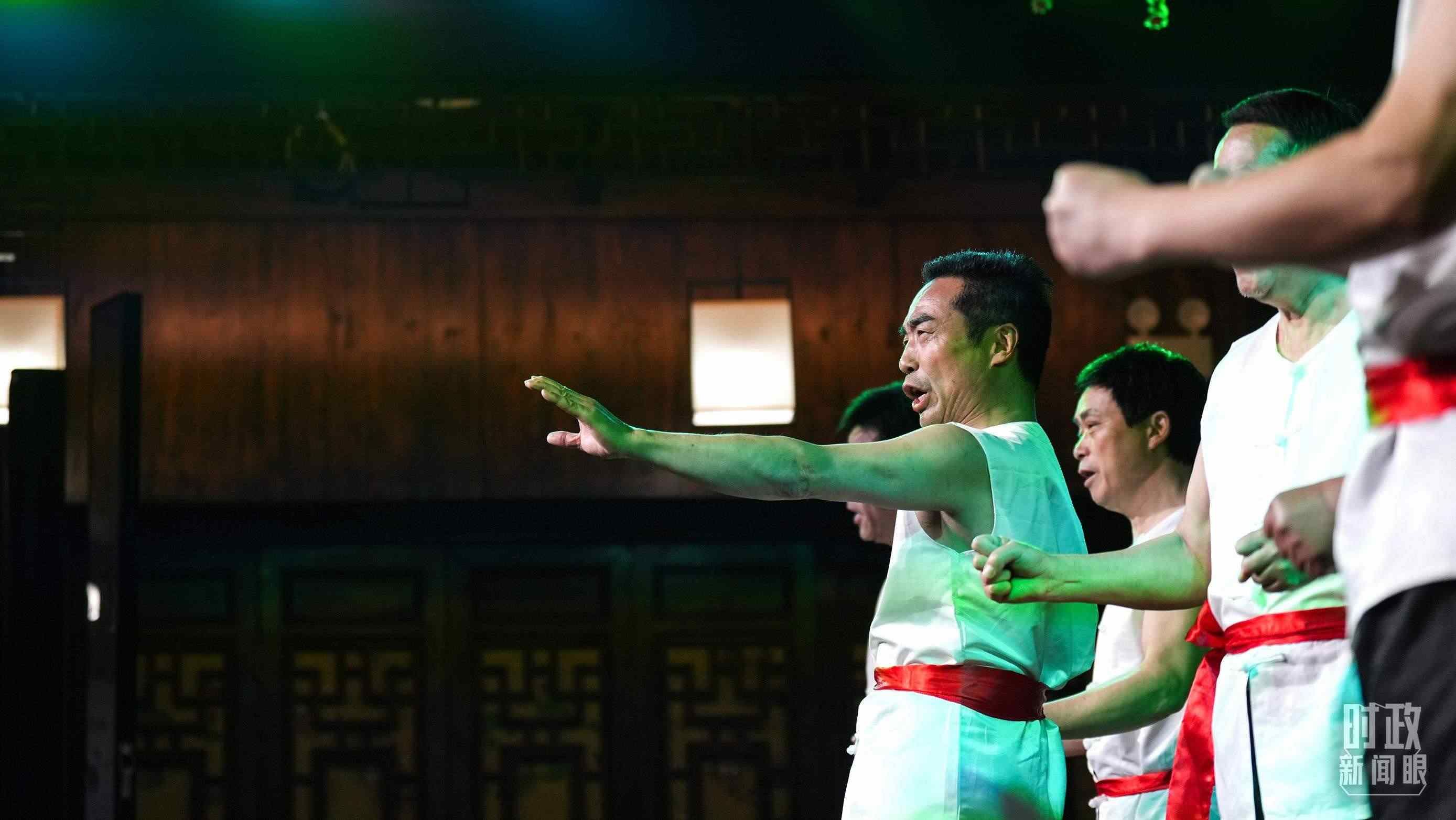 △常德河街，鴛鴦走馬樓上演常德高腔《穆桂英掛帥》和澧水船工號子。（總臺(tái)央視記者許永松、國廣記者李晉拍攝）