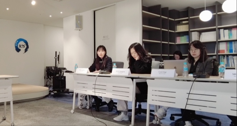 記者（左一）在交流活動(dòng)上，以加強(qiáng)中日韓三國(guó)經(jīng)濟(jì)合作、增進(jìn)三國(guó)民眾相互理解為主題發(fā)表演講。權(quán)小星攝