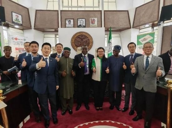 3月21日，與會嘉賓在首屆拉各斯論壇現(xiàn)場合影留念。（圖片由中國駐拉各斯總領(lǐng)事館提供）