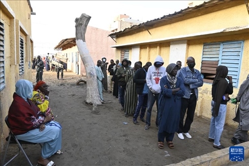 3月24日, 選民在塞內加爾首都達喀爾的一處投票站前排隊。新華社發(fā)（登巴·蓋伊攝）