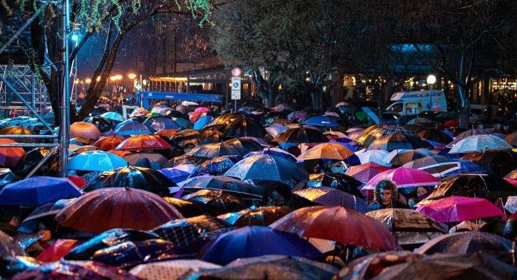 3月24日，在塞爾維亞南部城市普羅庫(kù)普列，人們參加北約轟炸南聯(lián)盟遇難者悼念儀式。新華社發(fā)（王韡攝）