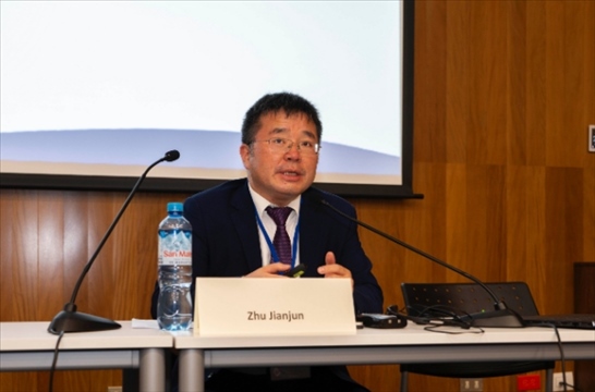 上海外國(guó)語(yǔ)大學(xué)國(guó)際文化交流學(xué)院副院長(zhǎng)朱建軍做專題講座。（秘魯天主教大學(xué)孔子學(xué)院供圖）