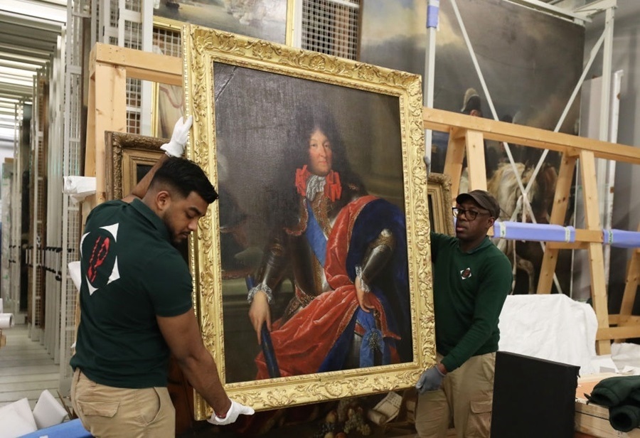  2024年3月11日，在法國(guó)巴黎近郊的凡爾賽宮，工作人員準(zhǔn)備打包油畫《路易十四戎裝像》。在2024年中法建交60周年暨中法文化旅游年之際，凡爾賽宮和故宮博物院將于4月至6月在故宮共同舉辦“凡爾賽宮與紫禁城”展覽。凡爾賽宮工作人員將70余件法方展品打包裝箱，計(jì)劃在不久之后將其運(yùn)往北京。新華社記者 高靜 攝