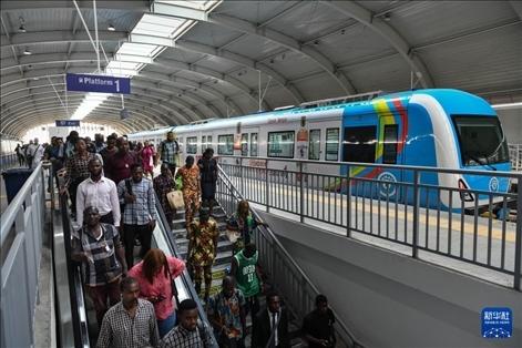 2月28日，在尼日利亞拉各斯，人們在輕軌藍(lán)線碼頭站下車出站。新華社記者 韓旭 攝