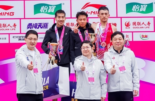 無(wú)錫市人民政府副秘書(shū)長(zhǎng)顧文龍，無(wú)錫市體育局黨組書(shū)記、副局長(zhǎng)楊宇華，海瀾集團(tuán)黨委副書(shū)記、副總裁江南共同為全國(guó)馬拉松錦標(biāo)賽（第一站）男子組前3名頒獎(jiǎng)。受訪者供圖