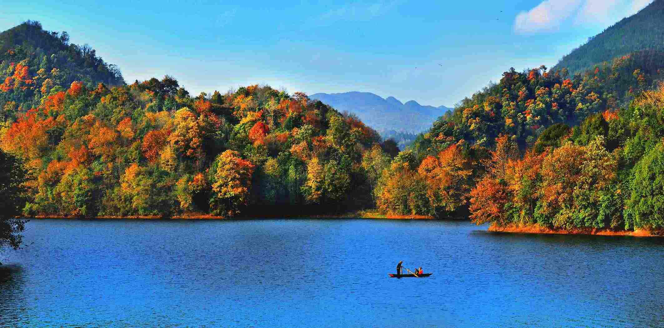 百里杜鵑湖好風(fēng)光。羅冠宇 攝