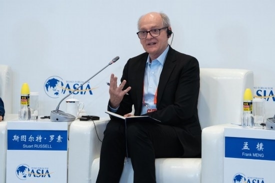 3月27日，《人工智能：現(xiàn)代方法》作者、加州大學(xué)伯克利分校計(jì)算機(jī)科學(xué)系教授斯圖爾特·羅素在分論壇上發(fā)言。新華社記者 曹夢瑤 攝