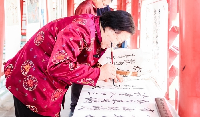 杏花節(jié)書畫展上書法家現(xiàn)場創(chuàng)作。受訪方供圖