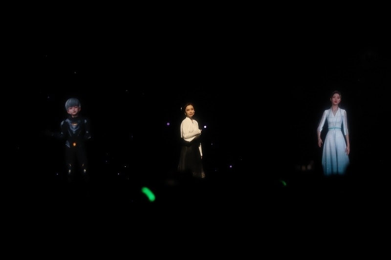 開場節(jié)目表演《彩云之南》。圖片來源：人民視頻