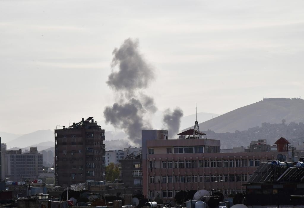 這是4月1日在敘利亞首都大馬士革拍攝的爆炸后升起的濃煙。新華社發(fā)（阿瑪爾攝）