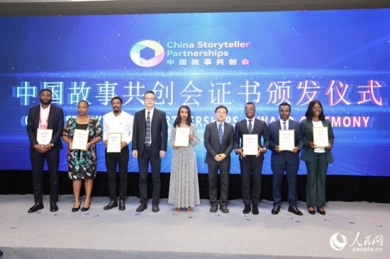 現(xiàn)場頒發(fā)證書。人民網(wǎng)記者 陳博攝