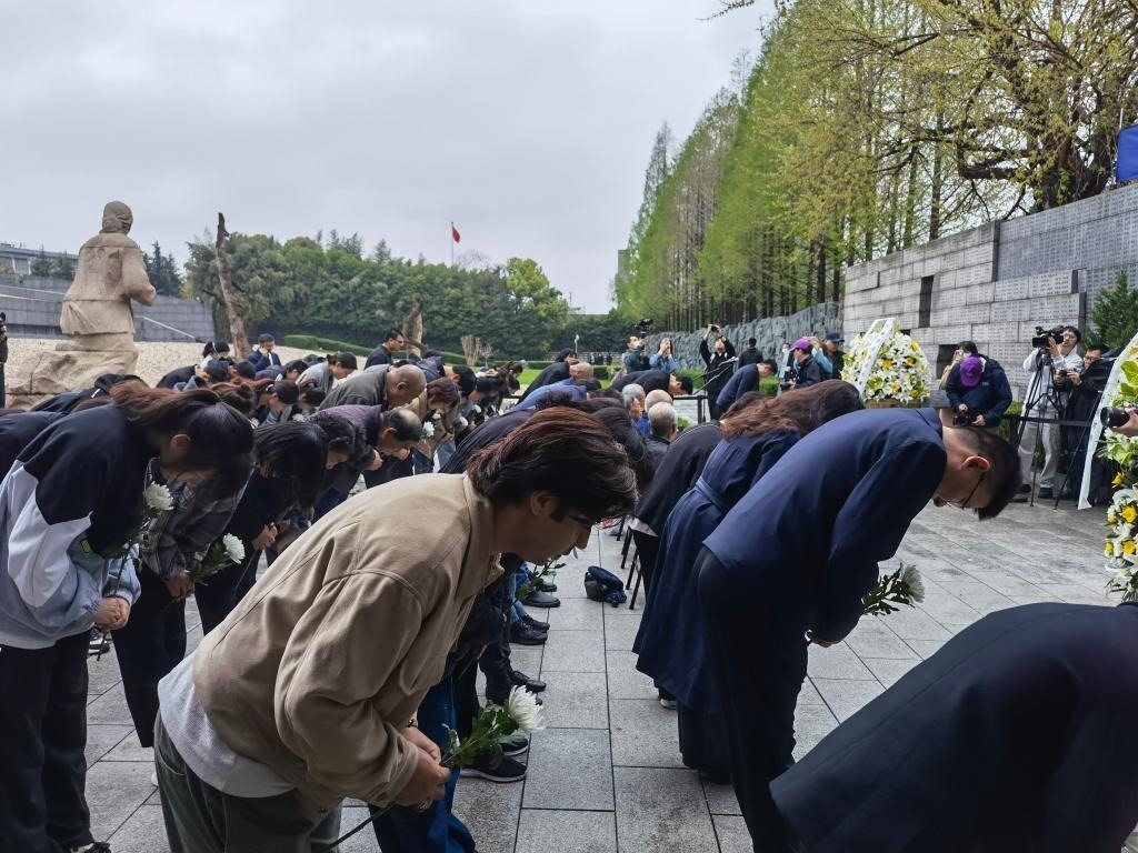 人們面向“哭墻”鞠躬。新華社記者邱冰清 攝