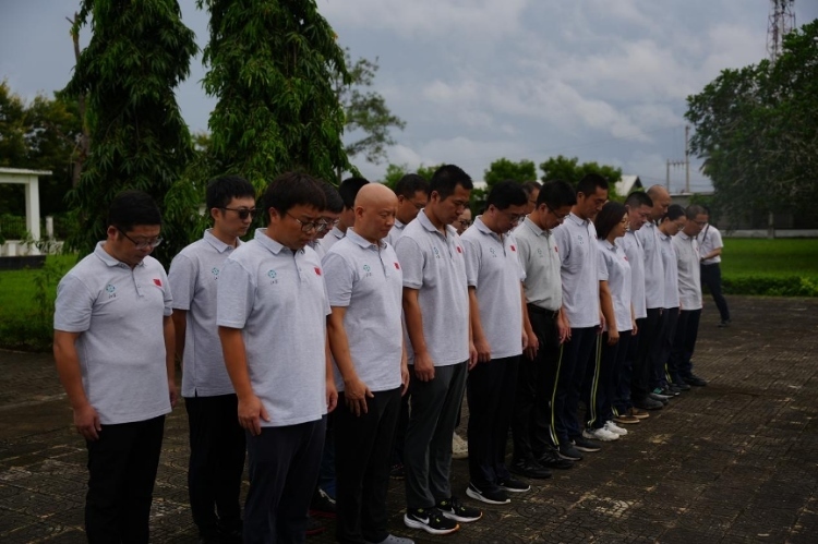 醫(yī)療隊(duì)隊(duì)員默哀。中國(guó)援桑醫(yī)療隊(duì)供圖