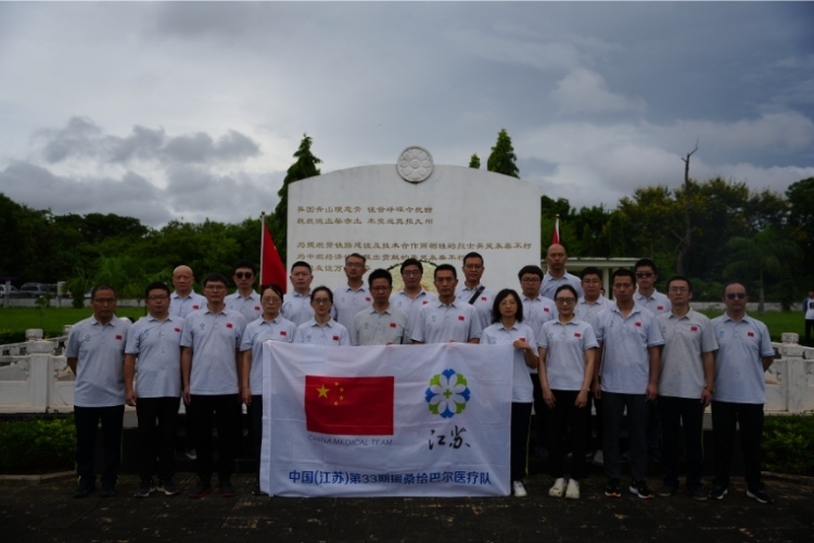 醫(yī)療隊(duì)合影。中國(guó)援桑醫(yī)療隊(duì)供圖