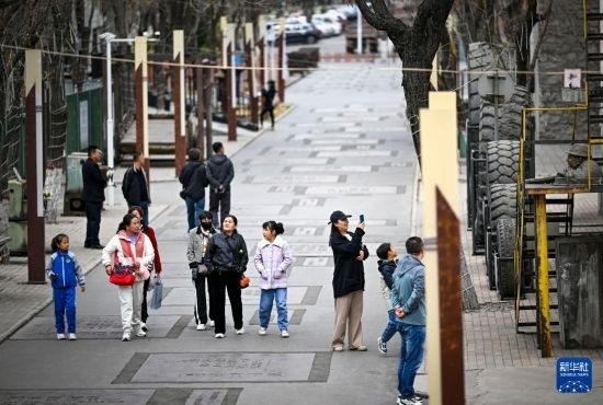 4月5日，游客在寧夏石嘴山市大武口洗煤廠工業(yè)遺址公園游覽。新華社記者 馮開華 攝