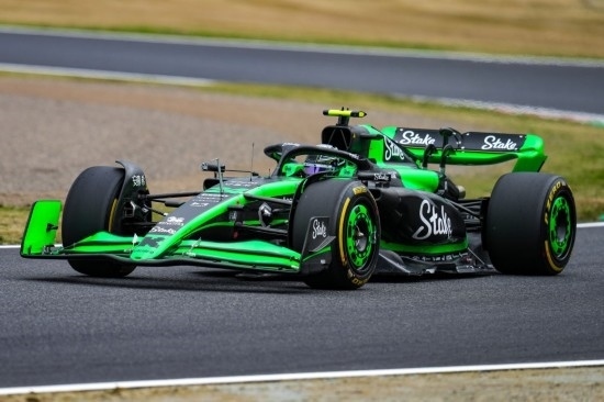 4月5日，索伯車隊中國車手周冠宇在練習(xí)賽中。新華社記者 張笑宇 攝