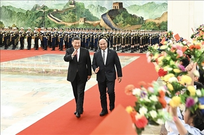 △2024年3月25日，習(xí)近平主席在北京人民大會(huì)堂同來(lái)華進(jìn)行國(guó)事訪問(wèn)的瑙魯總統(tǒng)阿迪昂舉行會(huì)談。這是會(huì)談前，習(xí)近平主席在人民大會(huì)堂北大廳為阿迪昂總統(tǒng)舉行歡迎儀式。