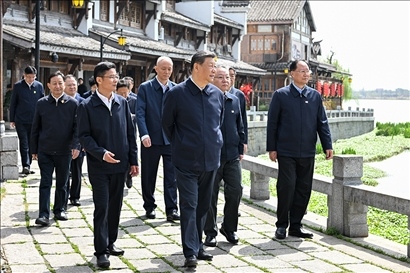 △2024年3月18日至21日，習(xí)近平總書(shū)記在湖南考察。這是19日上午，總書(shū)記在常德河街考察。