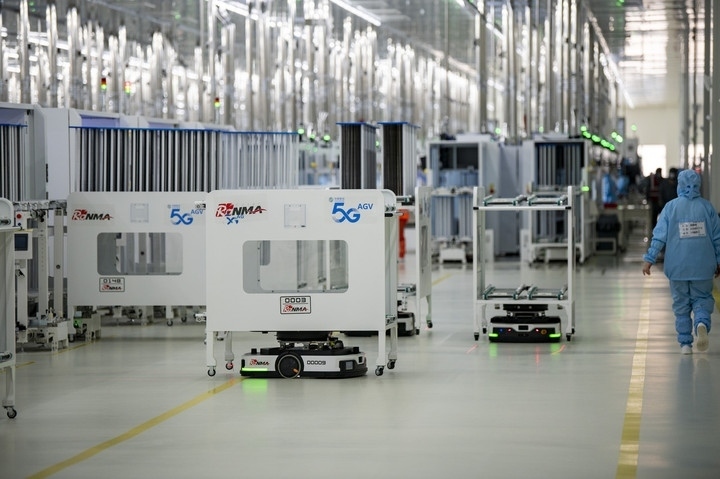 2024年1月10日，在位于浙江省金華市金義新區(qū)的潤(rùn)馬光能集團(tuán)金華工廠智能化生產(chǎn)車間里，AGV（自動(dòng)導(dǎo)引運(yùn)輸）小車忙碌穿梭在生產(chǎn)單元之間。圖源新華社