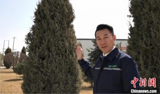 圖為王佐向記者介紹自己的新能源綠電廠區(qū)。白先森 攝