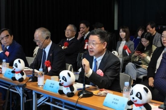 圖為四川省文化和旅游廳廳長戴允康向日本友人介紹四川旅游資源。（中國駐東京旅游辦事處供圖）