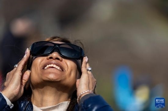 4月8日，一名女子在美國紐約州普拉茨堡觀看日食。新華社發(fā)（文森特·約翰遜攝）