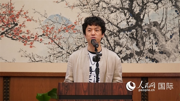 影片導(dǎo)演竹內(nèi)亮致辭。人民網(wǎng) 蔣曉辰攝