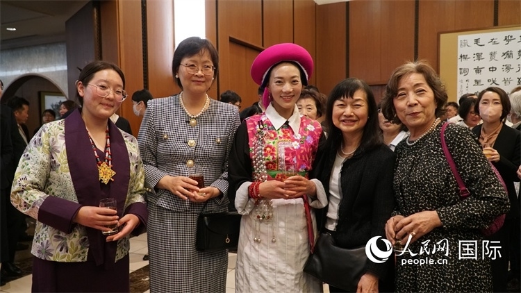 來(lái)賓與茨姆等人熱烈交流并合影留念。人民網(wǎng) 蔣曉辰攝