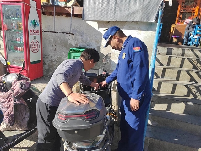 拉薩市消防救援支隊(duì)組織開展電動(dòng)自行車消防安全檢查工作。受訪者供圖