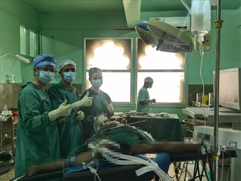 蔣國(guó)慶醫(yī)生（左）和當(dāng)?shù)蒯t(yī)生慶祝手術(shù)成功。中國(guó)援桑醫(yī)療隊(duì)供圖